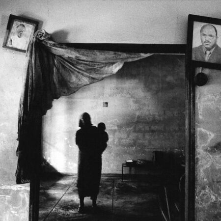 Jodi Bieber, Home in the time of floods, 2000