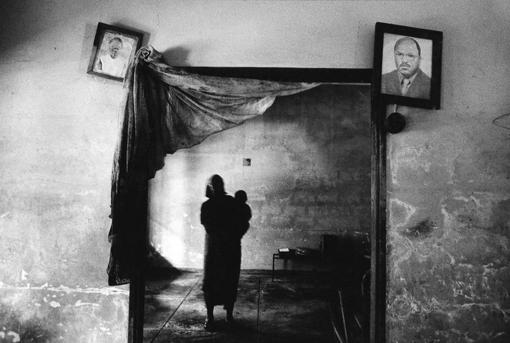 Jodi Bieber, Home in the time of floods, 2000